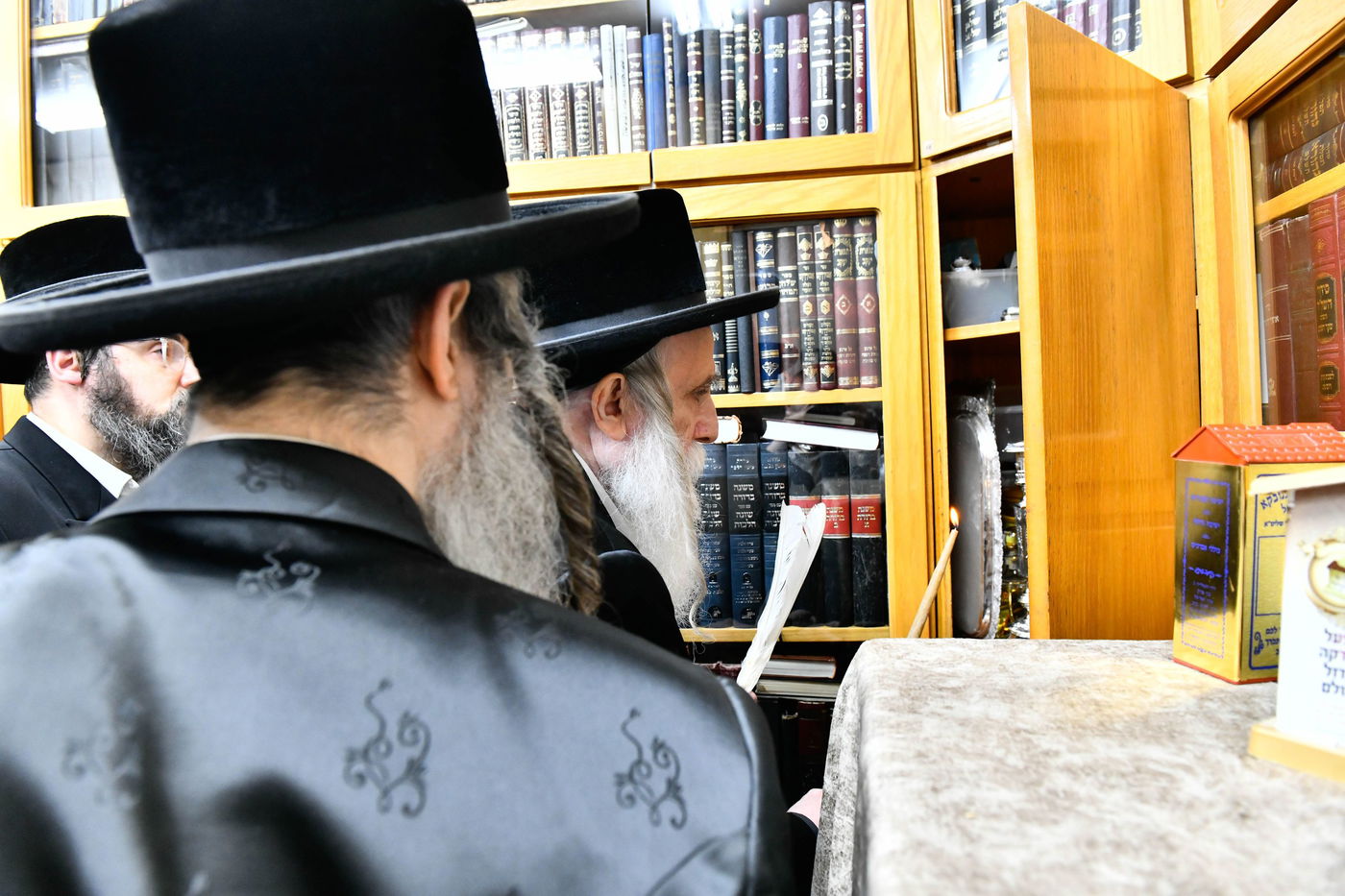 האדמו"ר ממחנובקא בעלזא בבדיקת חמץ