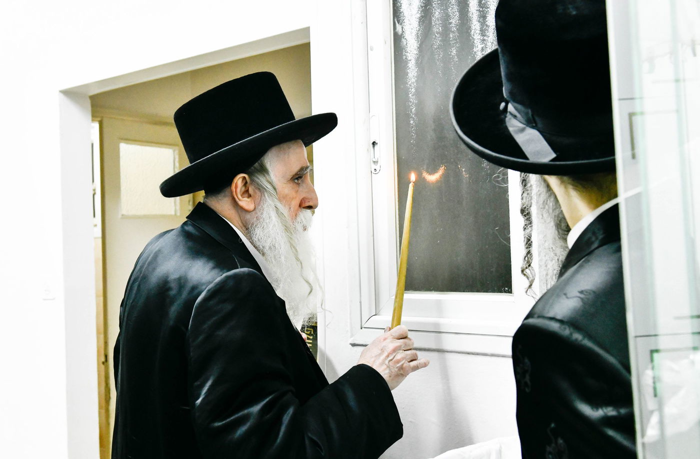 האדמו"ר ממחנובקא בעלזא בבדיקת חמץ