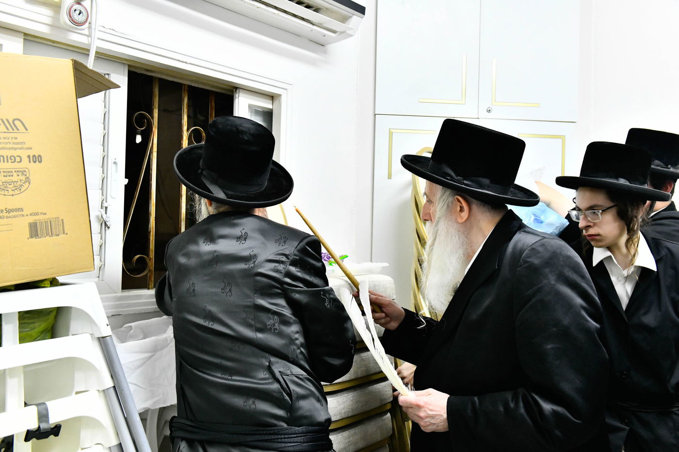 האדמו"ר ממחנובקא בעלזא בבדיקת חמץ