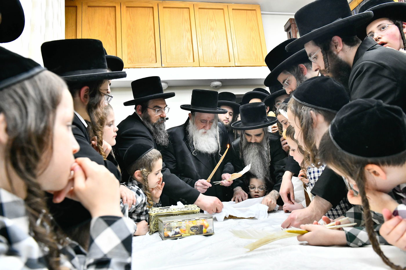 האדמו"ר ממחנובקא בעלזא בבדיקת חמץ