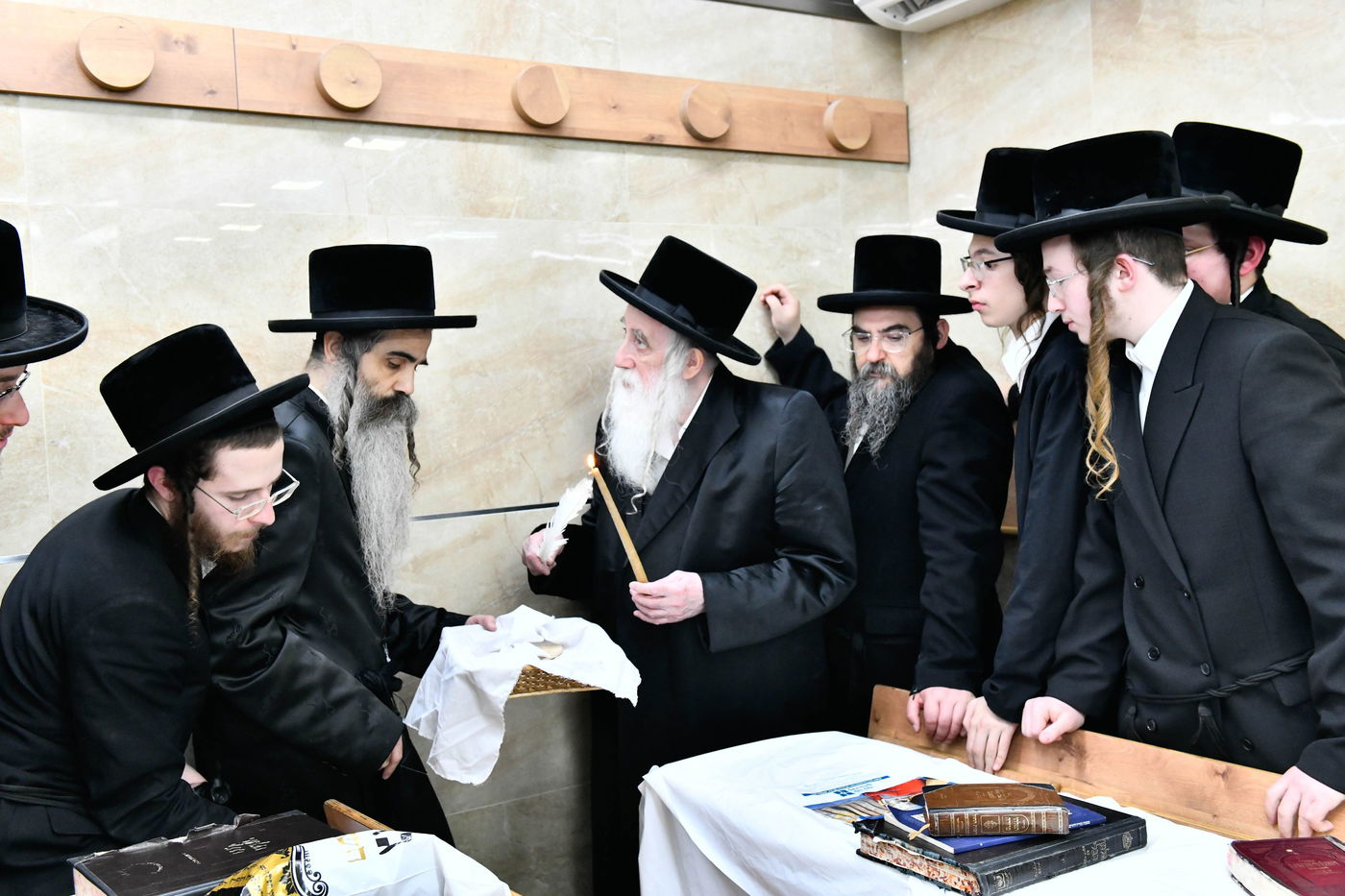 האדמו"ר ממחנובקא בעלזא בבדיקת חמץ