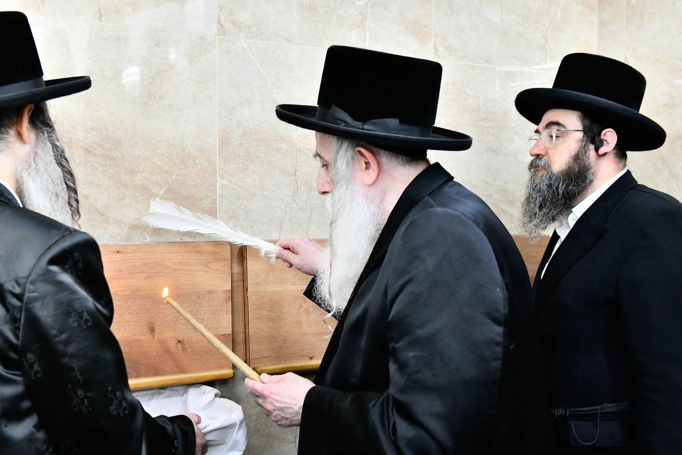 האדמו"ר ממחנובקא בעלזא בבדיקת חמץ