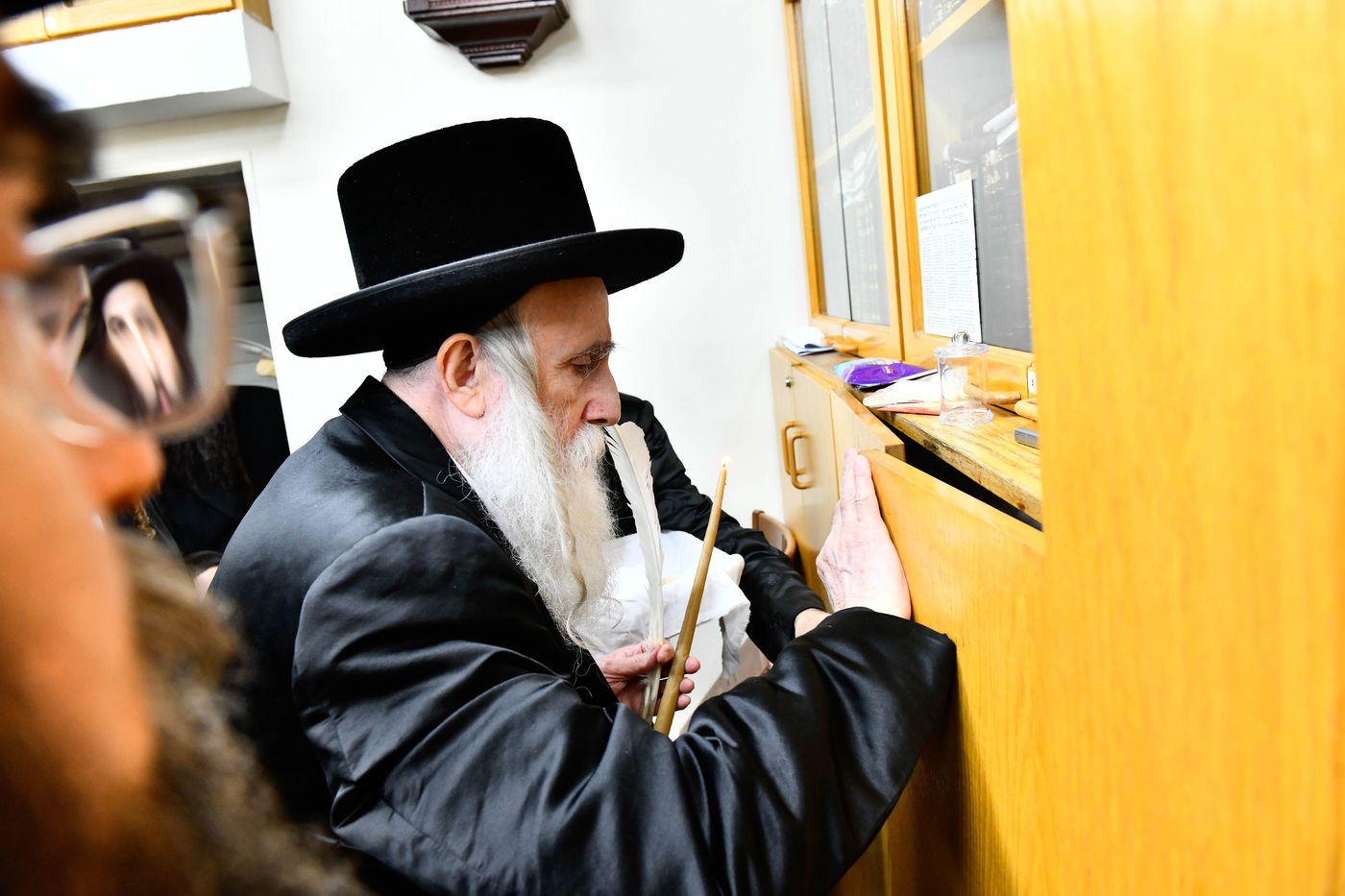 האדמו"ר ממחנובקא בעלזא בבדיקת חמץ