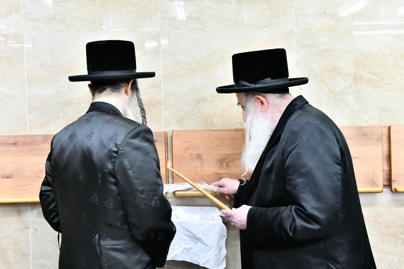 האדמו"ר ממחנובקא בעלזא בבדיקת חמץ