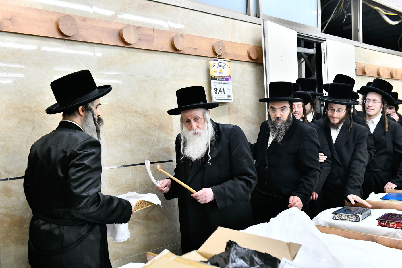 האדמו"ר ממחנובקא בעלזא בבדיקת חמץ