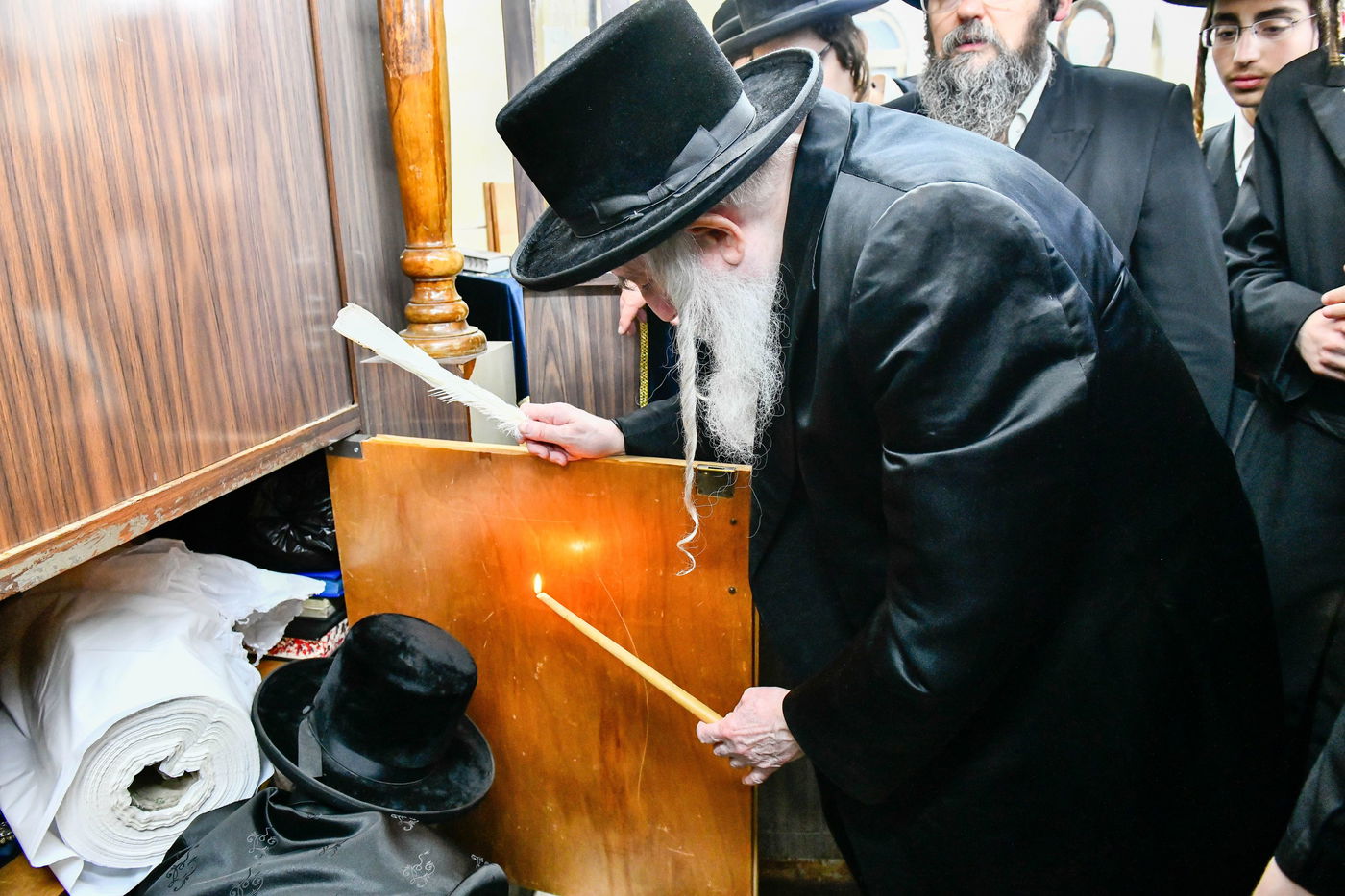 האדמו"ר ממחנובקא בעלזא בבדיקת חמץ