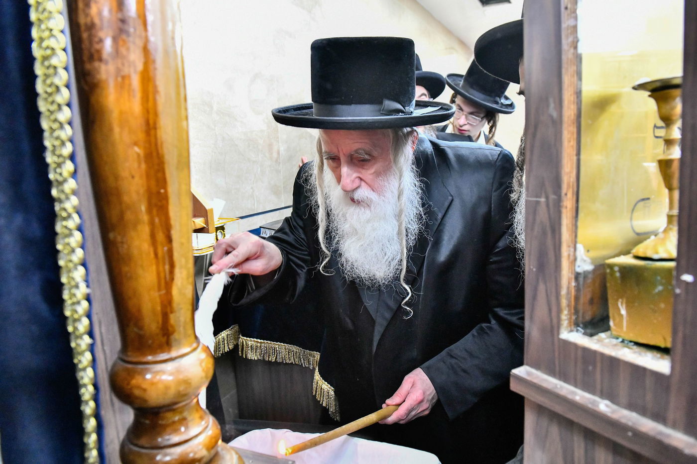 האדמו"ר ממחנובקא בעלזא בבדיקת חמץ