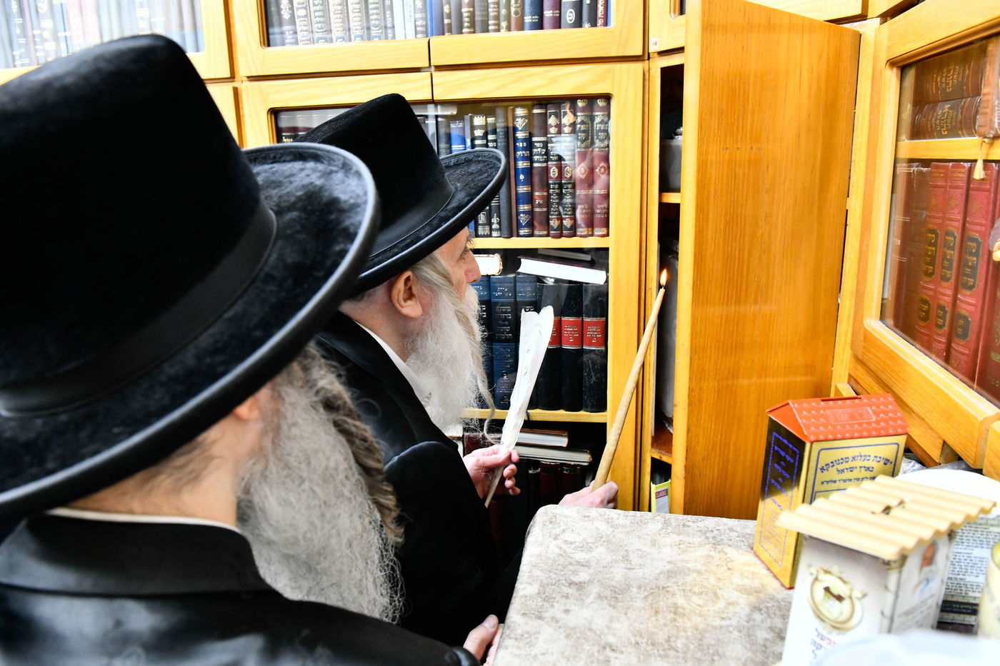 האדמו"ר ממחנובקא בעלזא בבדיקת חמץ