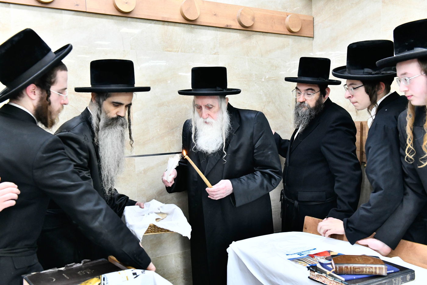 האדמו"ר ממחנובקא בעלזא בבדיקת חמץ