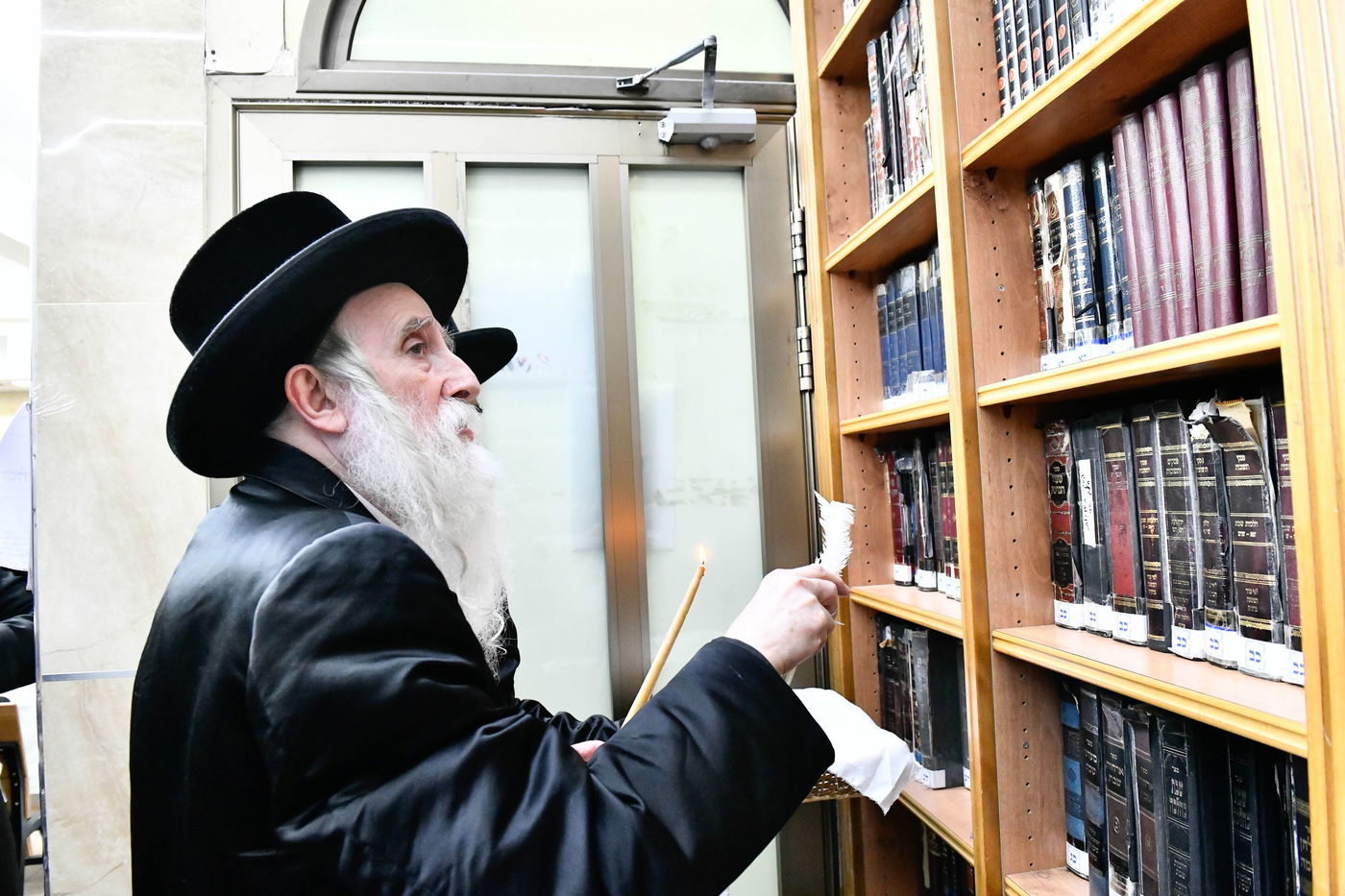 האדמו"ר ממחנובקא בעלזא בבדיקת חמץ