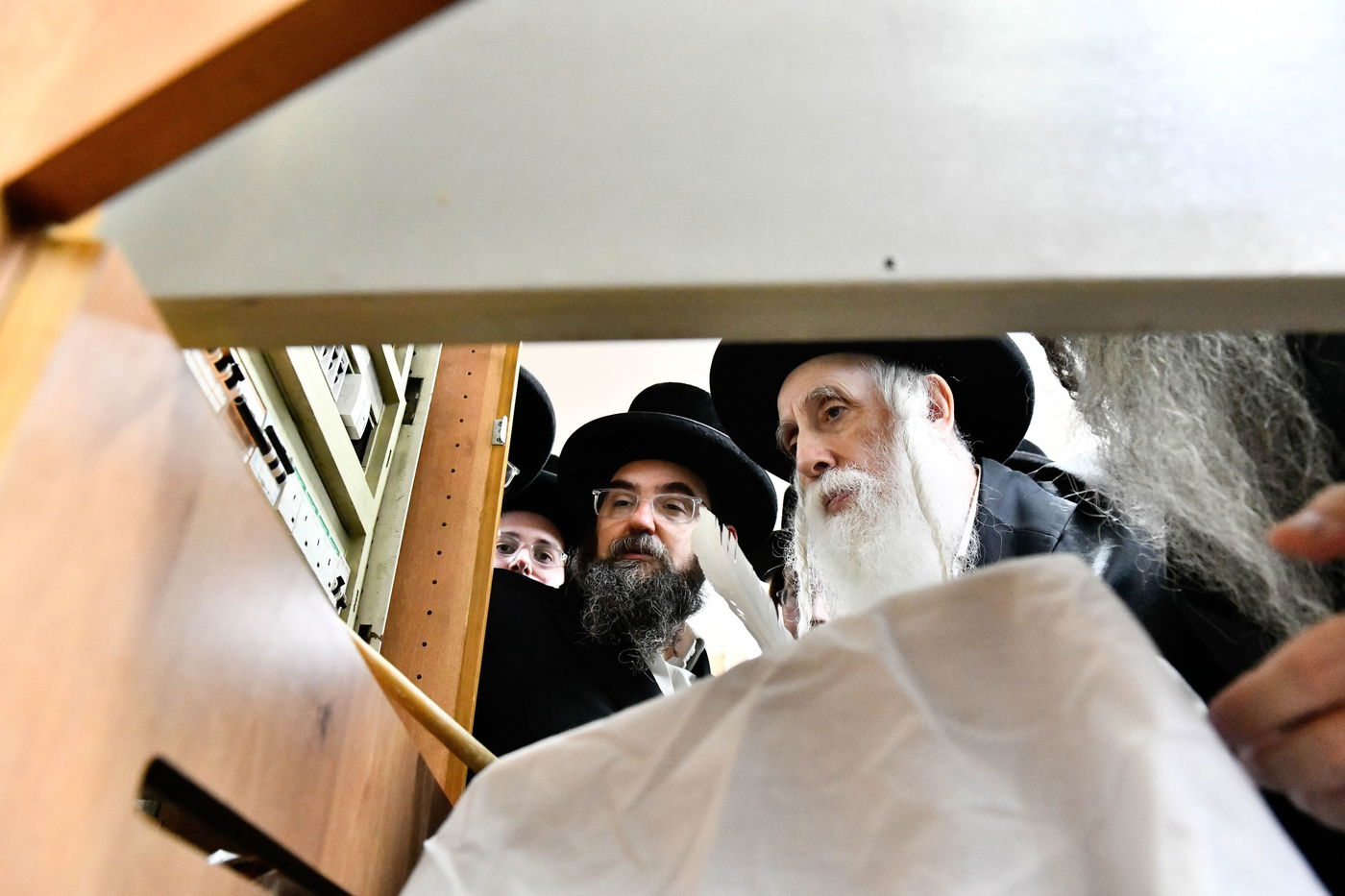 האדמו"ר ממחנובקא בעלזא בבדיקת חמץ