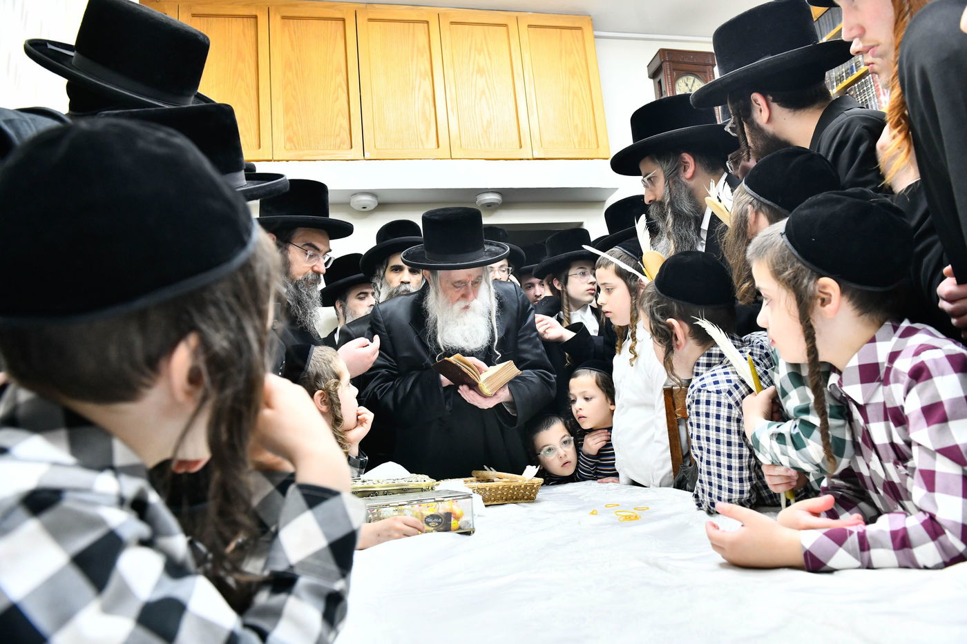 האדמו"ר ממחנובקא בעלזא בבדיקת חמץ