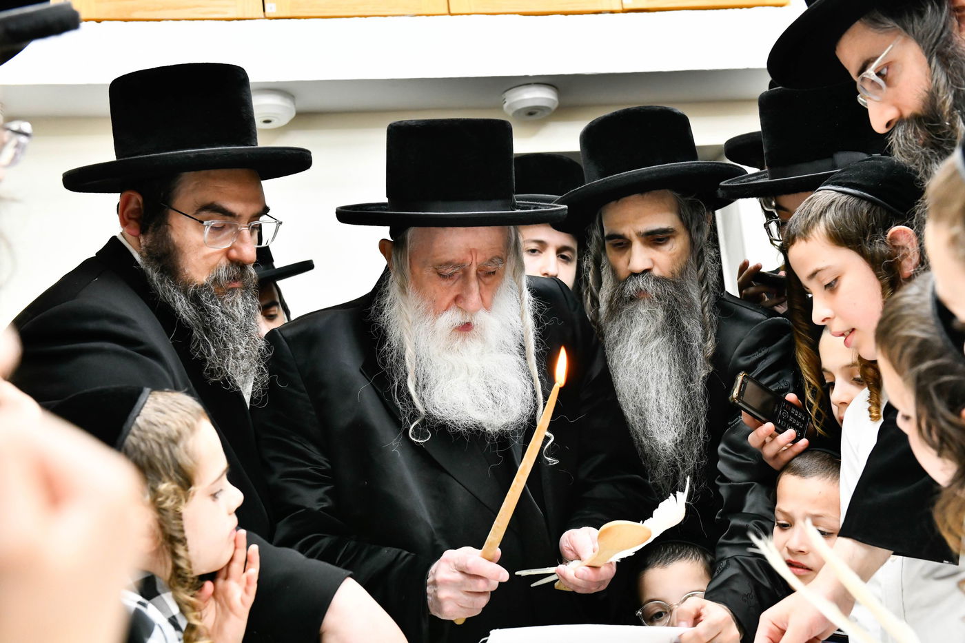 האדמו"ר ממחנובקא בעלזא בבדיקת חמץ