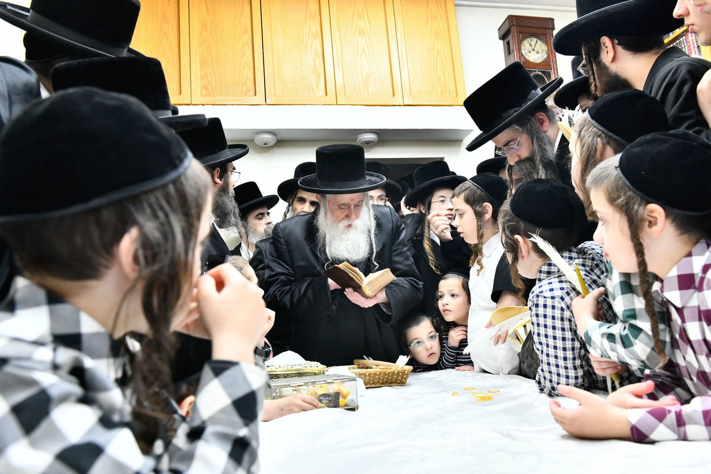 האדמו"ר ממחנובקא בעלזא בבדיקת חמץ