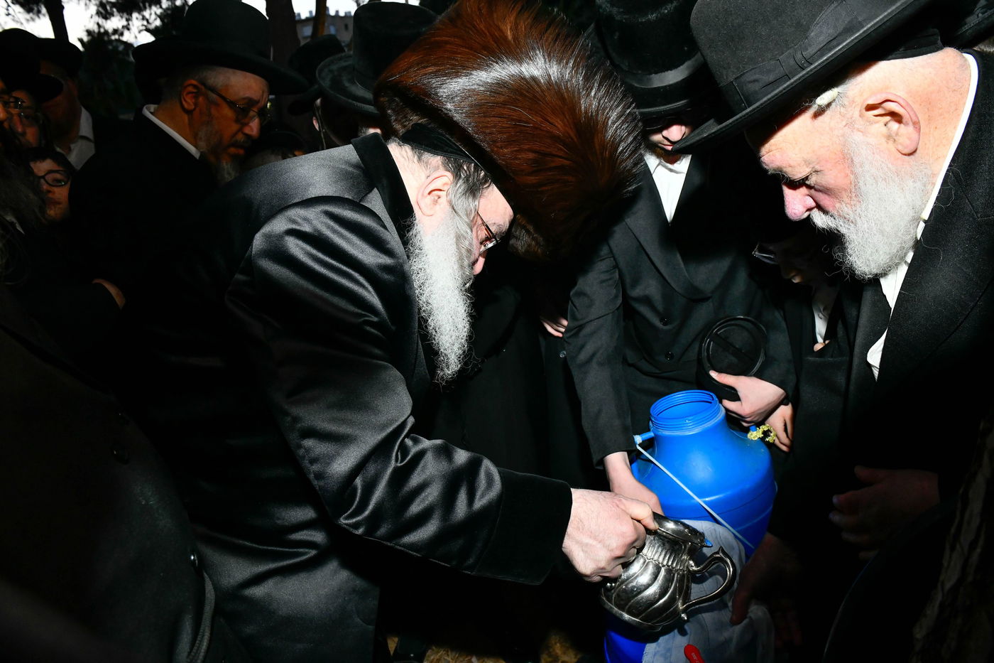 האדמו"ר מנדבורנה בשאיבת מים שלנו