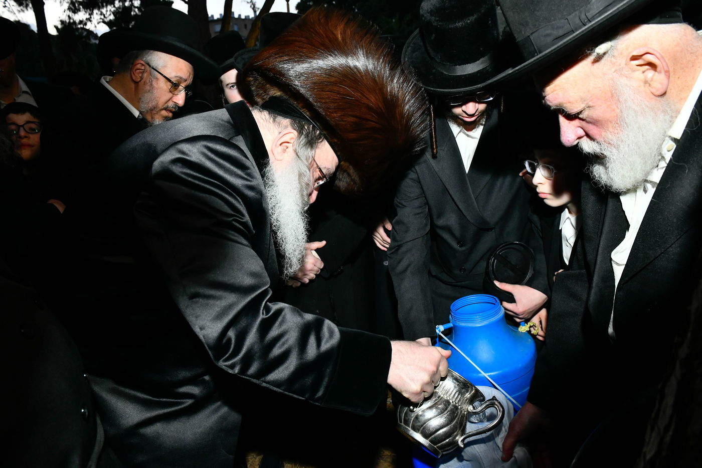 האדמו"ר מנדבורנה בשאיבת מים שלנו