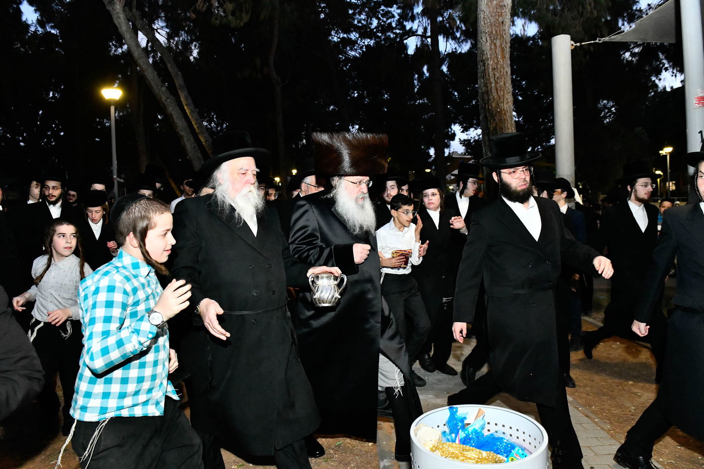 האדמו"ר מנדבורנה בשאיבת מים שלנו