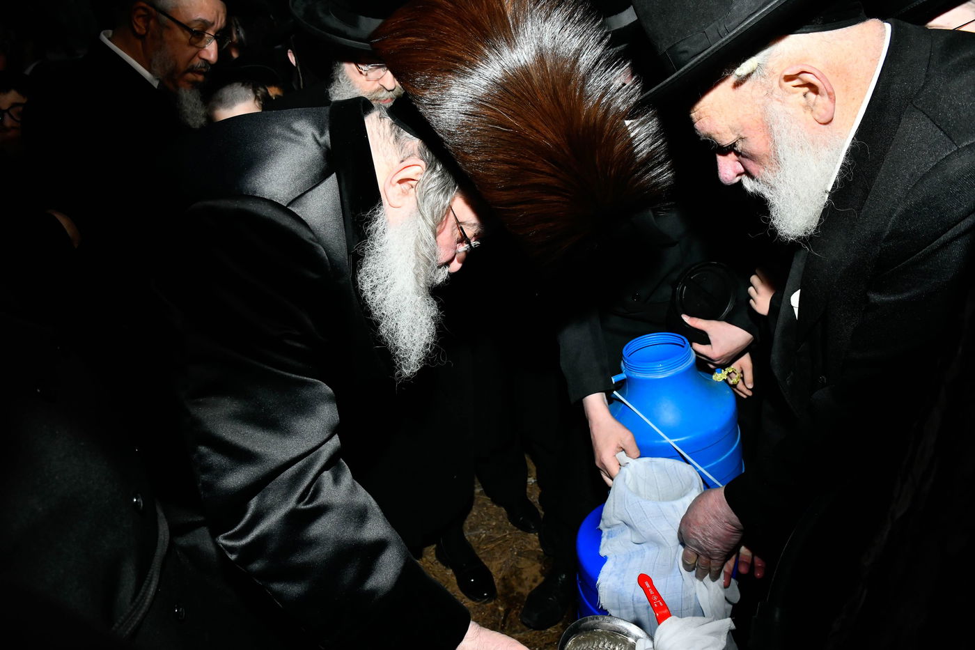 האדמו"ר מנדבורנה בשאיבת מים שלנו