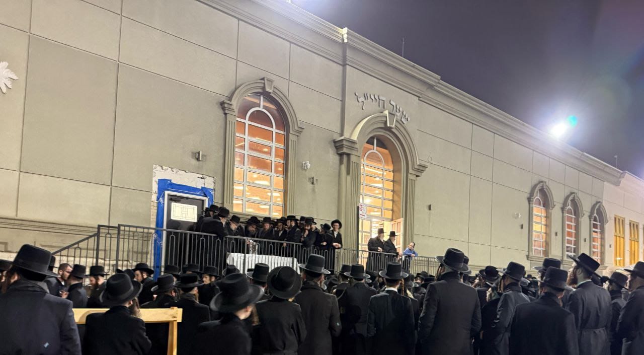 הגה"צ רבי מנחם מנדל טייטלבוים בשאיבת מים שלנו