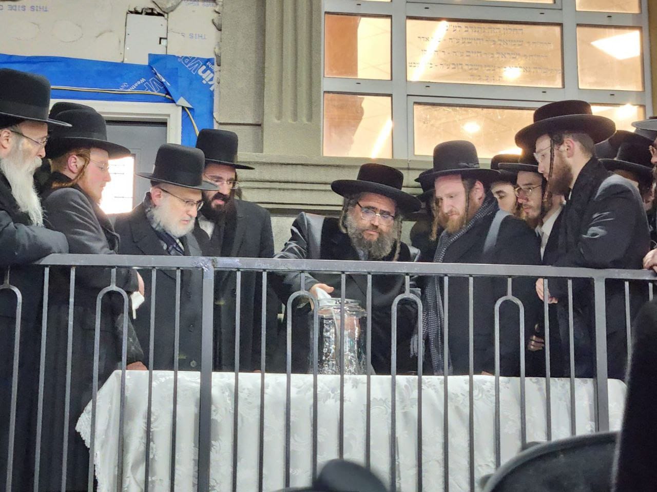 הגה"צ רבי מנחם מנדל טייטלבוים בשאיבת מים שלנו