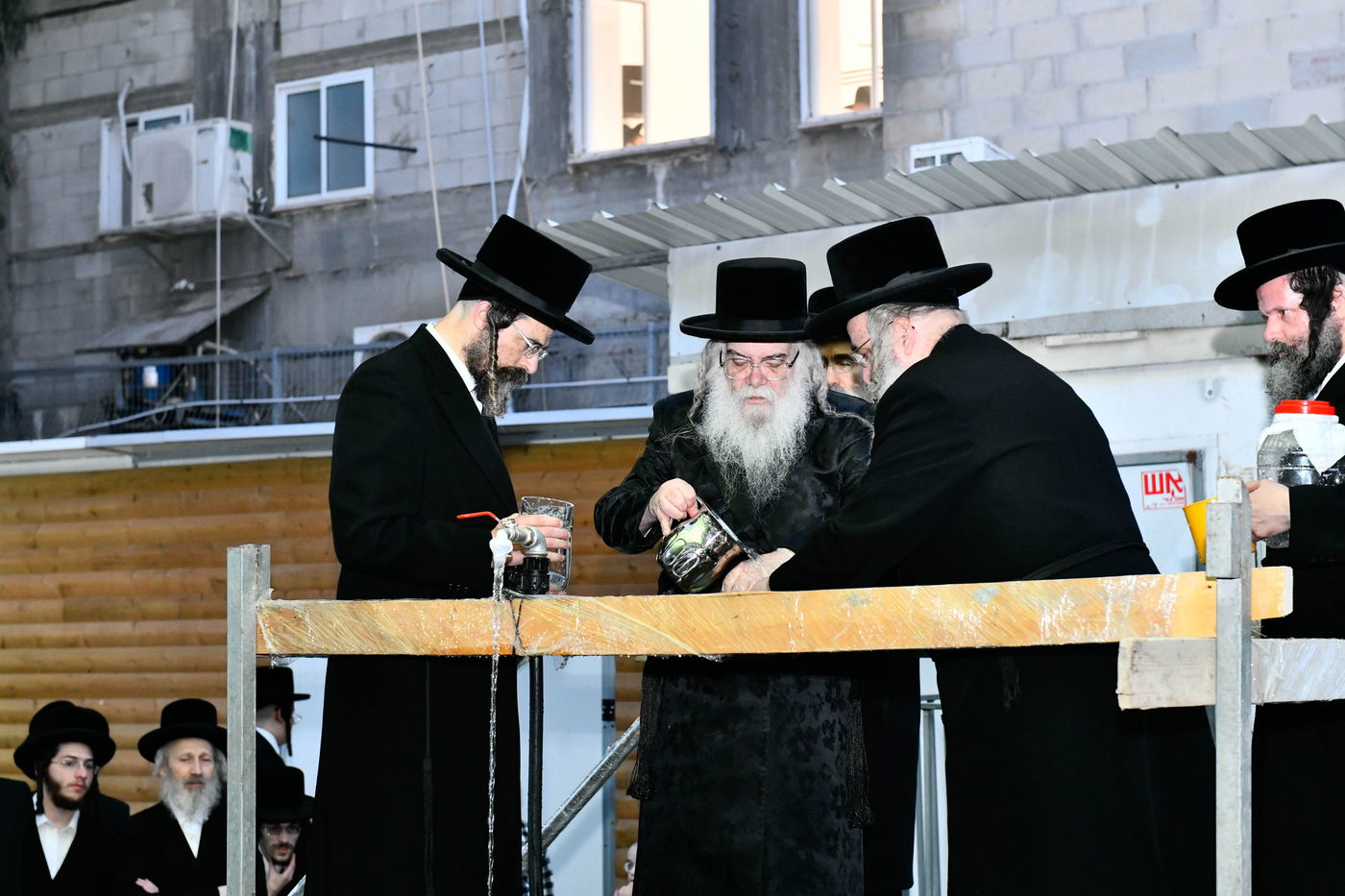 האדמו"ר מדארג בשאיבת מים שלנו