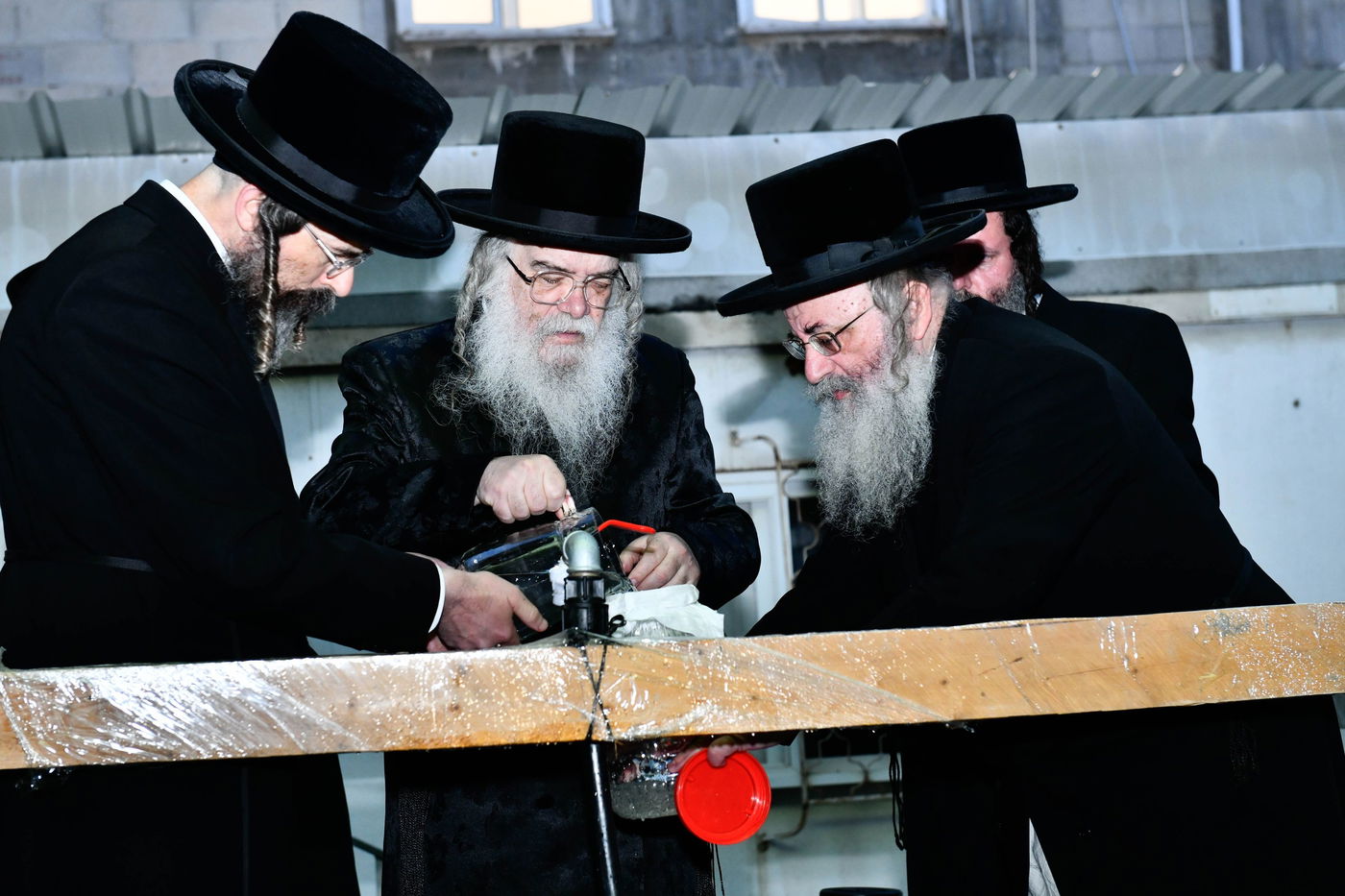 האדמו"ר מדארג בשאיבת מים שלנו