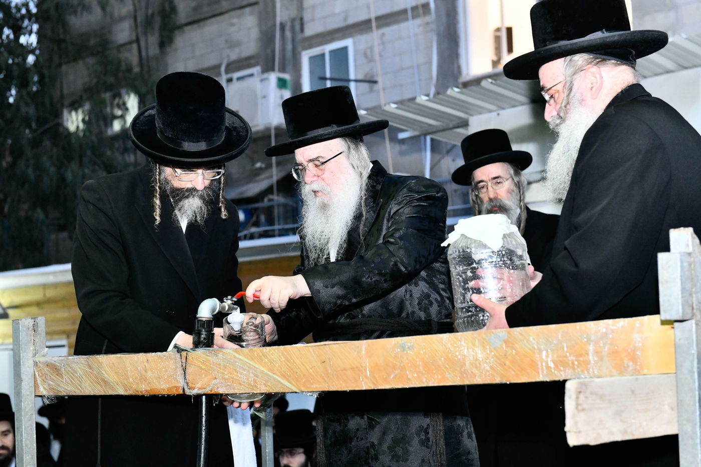 האדמו"ר מדארג בשאיבת מים שלנו