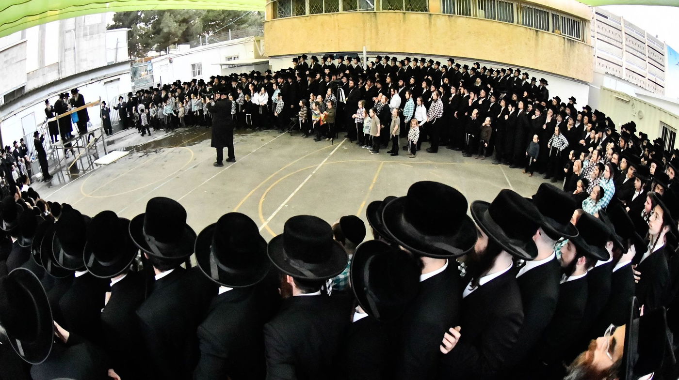 האדמו"ר מדארג בשאיבת מים שלנו