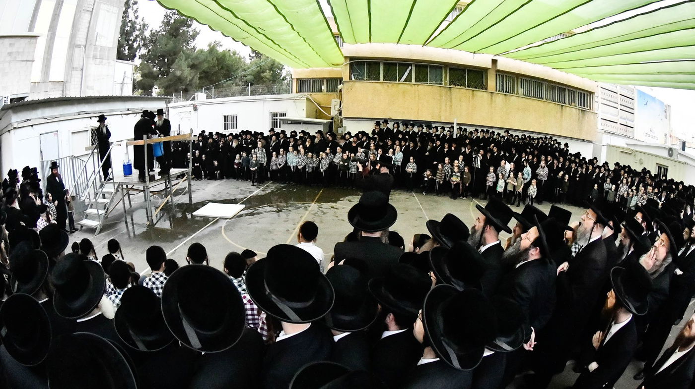 האדמו"ר מדארג בשאיבת מים שלנו