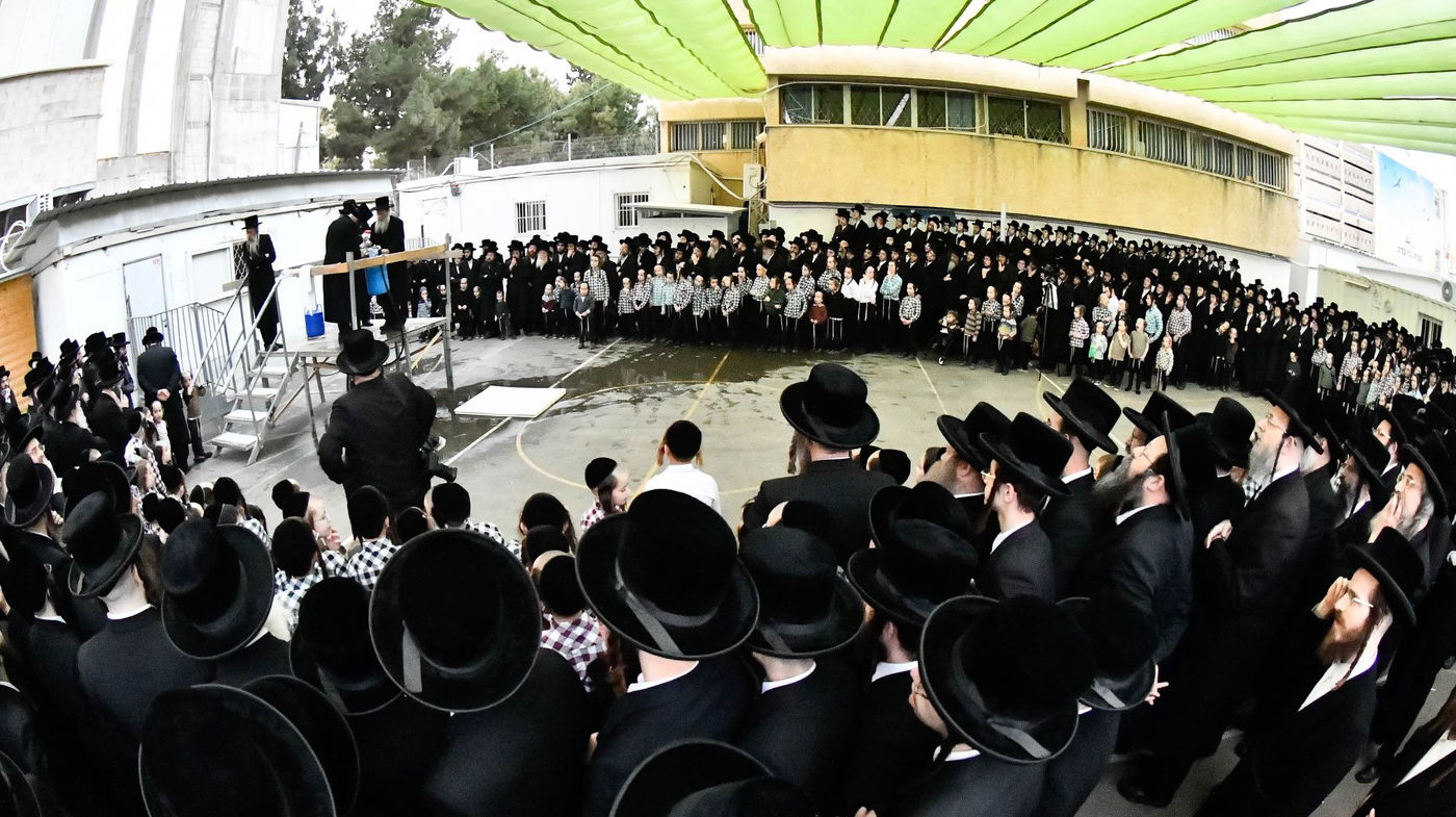 האדמו"ר מדארג בשאיבת מים שלנו