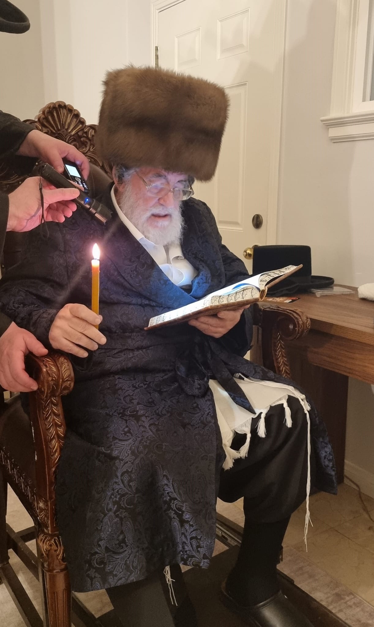 האדמו"ר מויז'ניץ בבדיקת חמץ בלוס אנג'לס