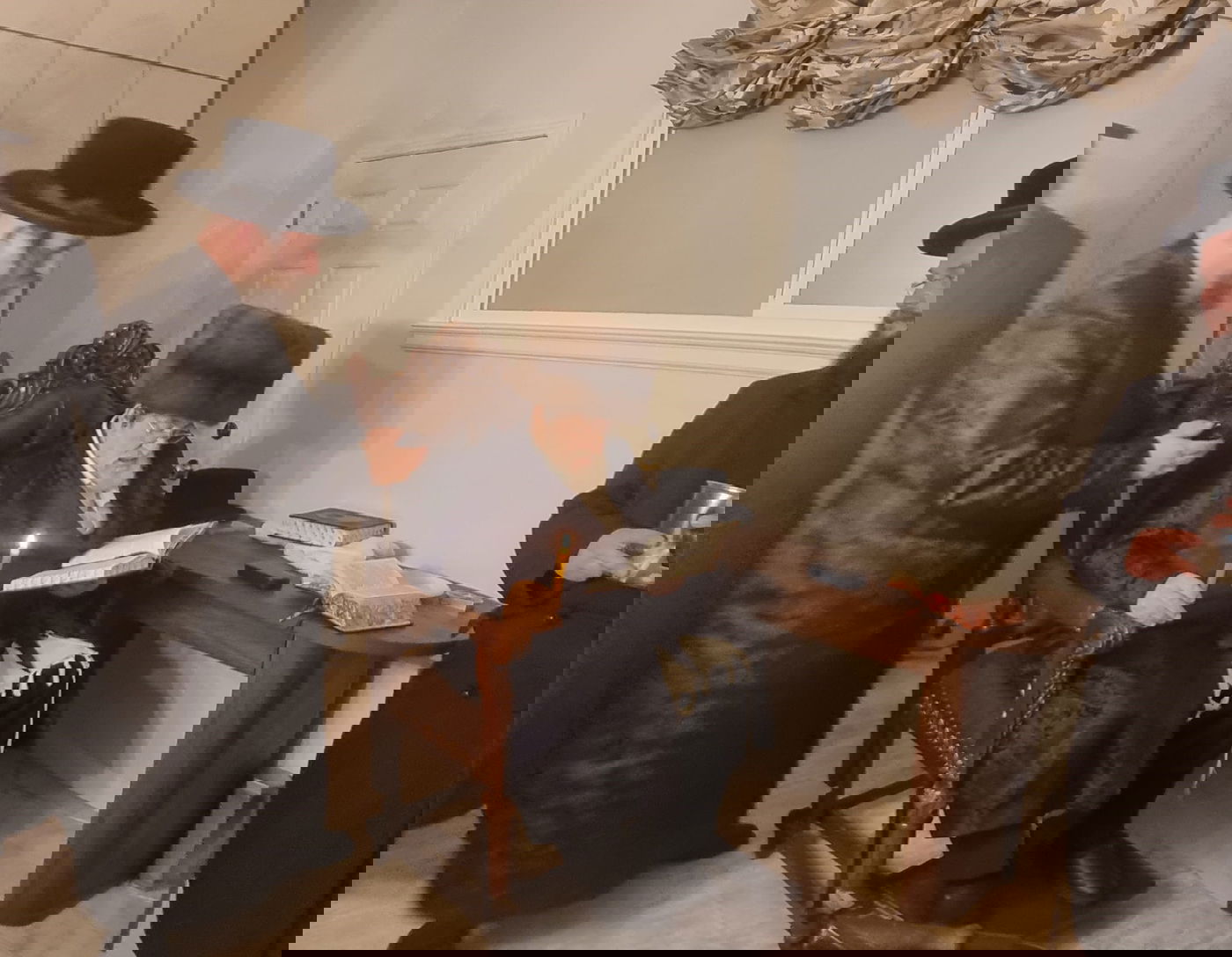 האדמו"ר מויז'ניץ בבדיקת חמץ בלוס אנג'לס