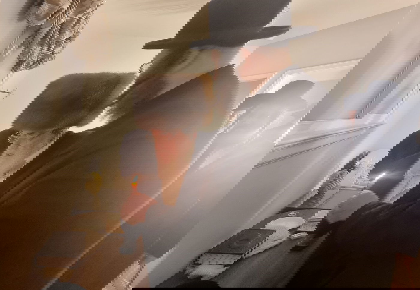 האדמו"ר מויז'ניץ בבדיקת חמץ בלוס אנג'לס