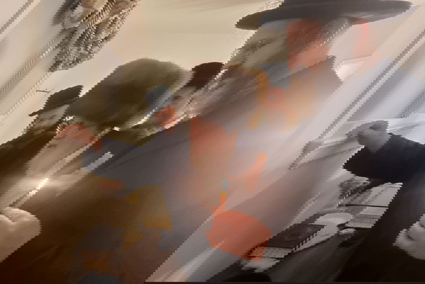 האדמו"ר מויז'ניץ בבדיקת חמץ בלוס אנג'לס