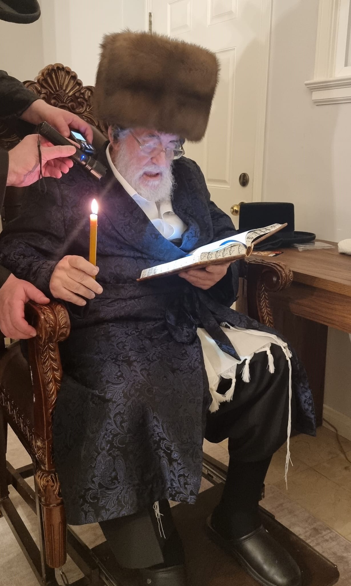 האדמו"ר מויז'ניץ בבדיקת חמץ בלוס אנג'לס