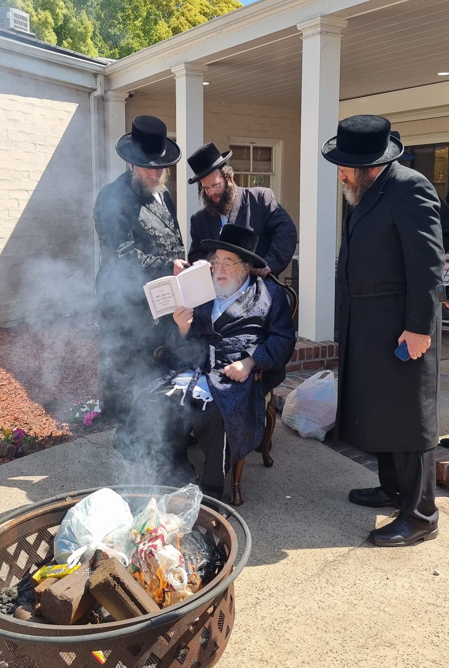 האדמו"ר מויז'ניץ בשריפת חמץ בלוס אנג'לס