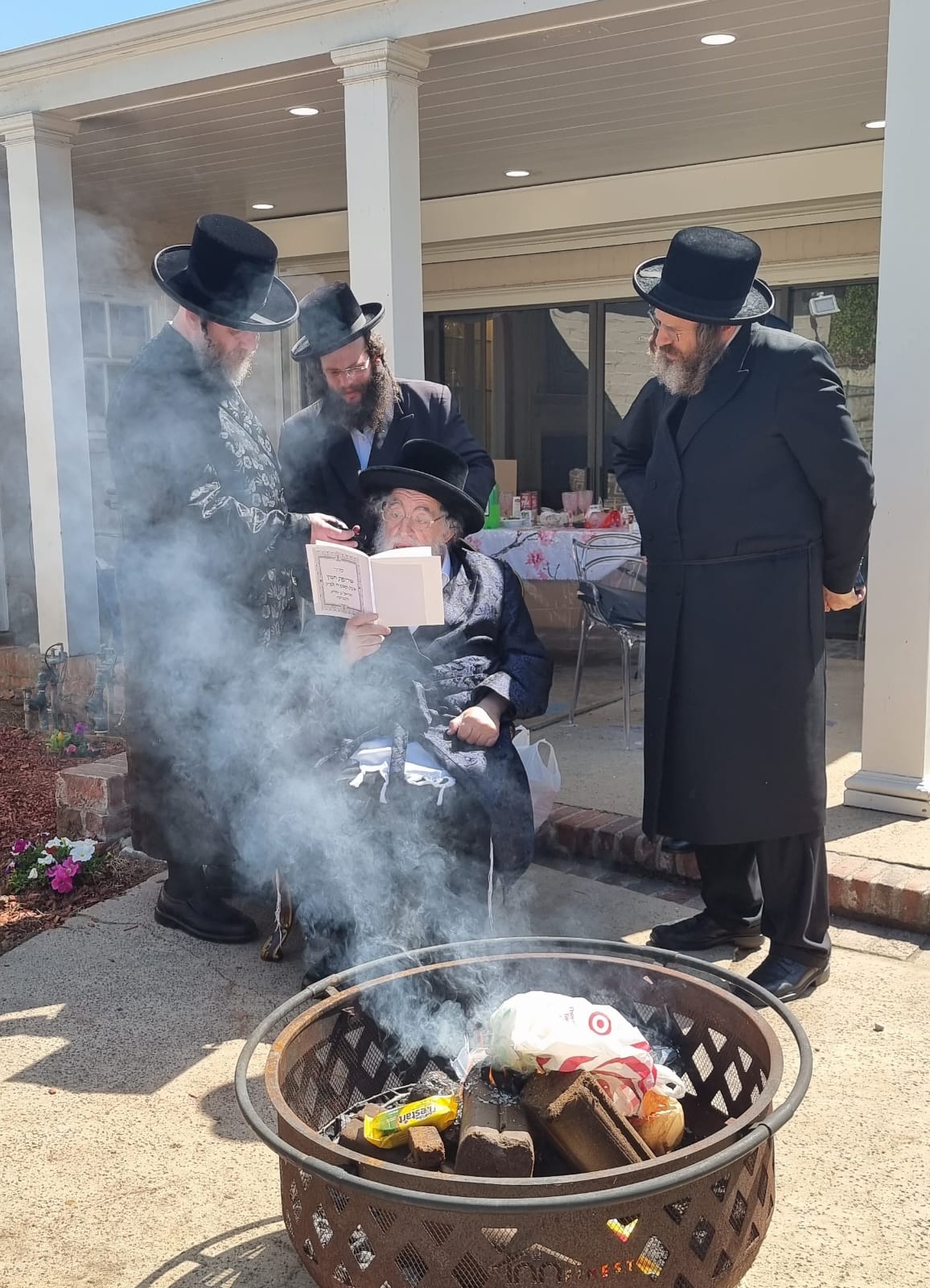 האדמו"ר מויז'ניץ בשריפת חמץ בלוס אנג'לס