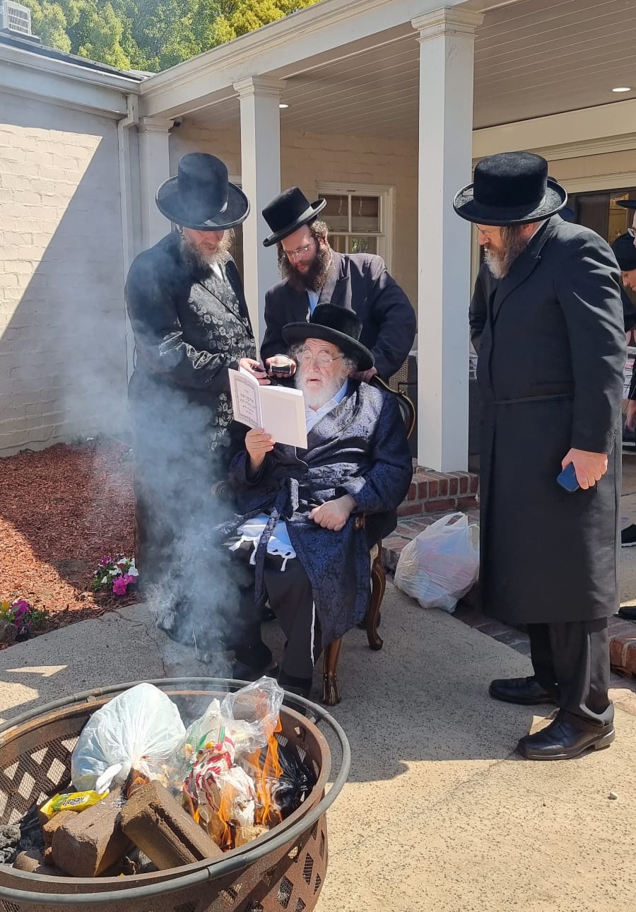 האדמו"ר מויז'ניץ בשריפת חמץ בלוס אנג'לס