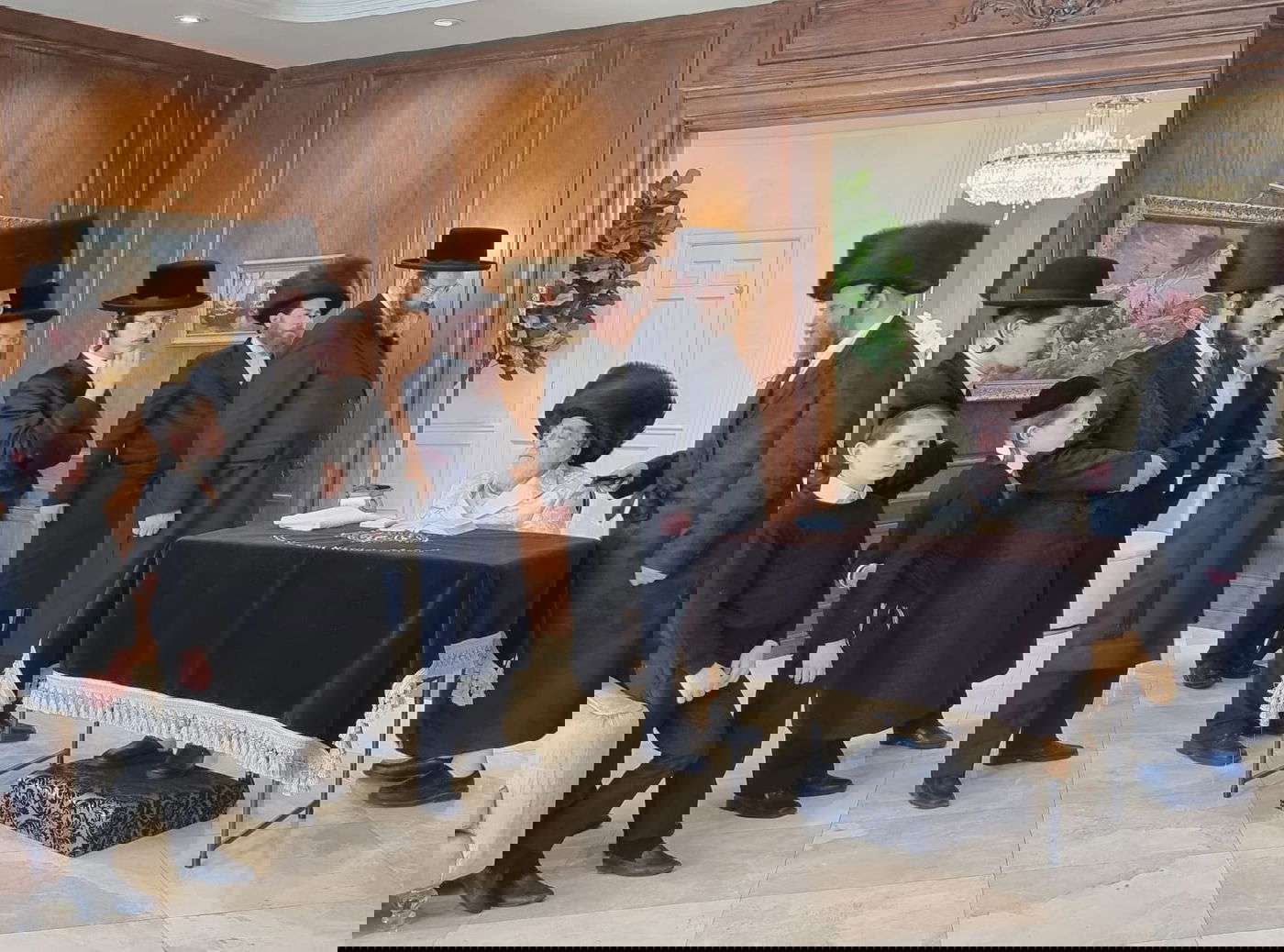 האדמו"ר מויז'ניץ באמירת הלל בערב פסח בלוס אנג'לס