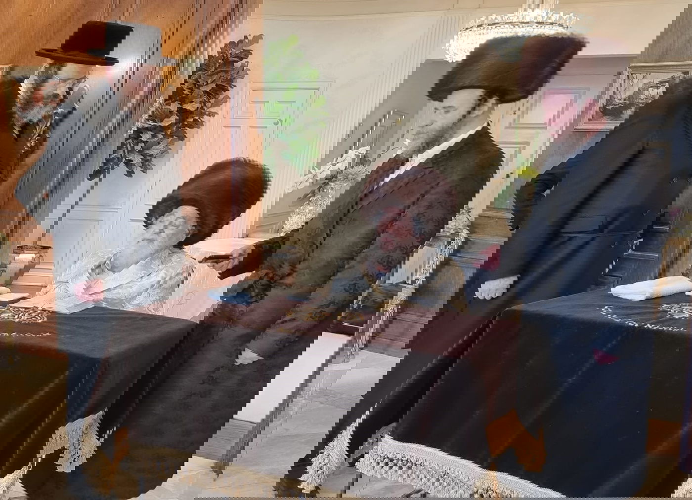 האדמו"ר מויז'ניץ באמירת הלל בערב פסח בלוס אנג'לס