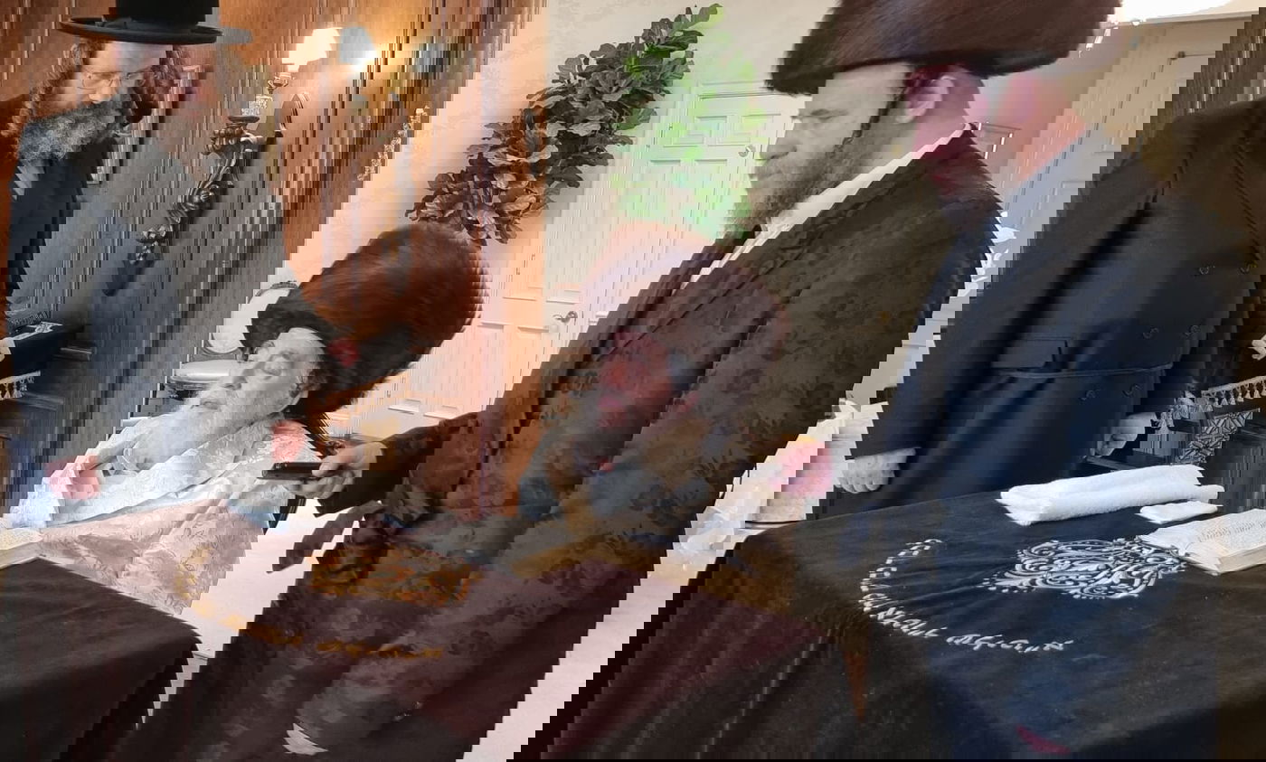 האדמו"ר מויז'ניץ באמירת הלל בערב פסח בלוס אנג'לס