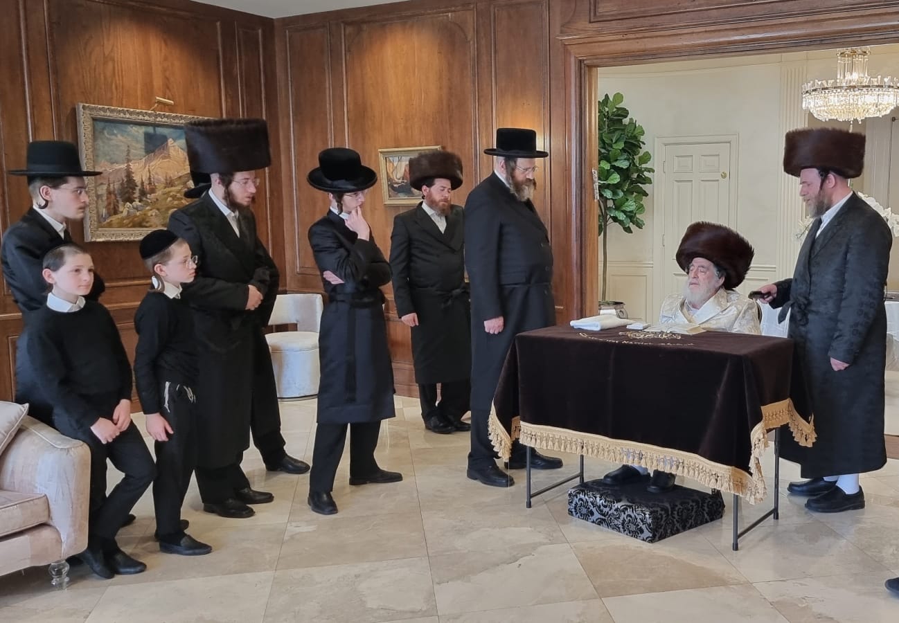 האדמו"ר מויז'ניץ באמירת הלל בערב פסח בלוס אנג'לס