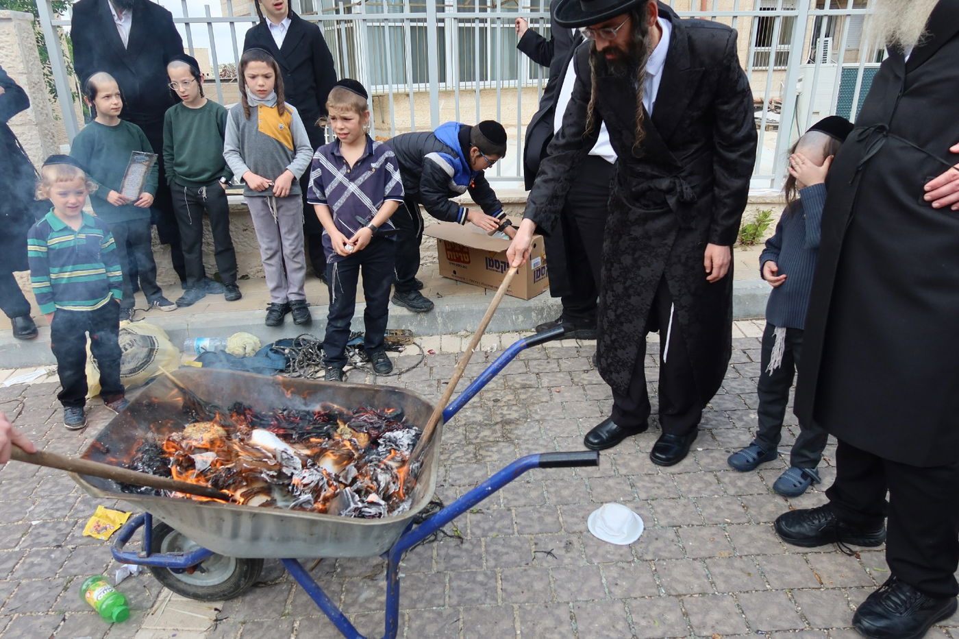 האדמו"ר מזוועהיל בשריפת חמץ