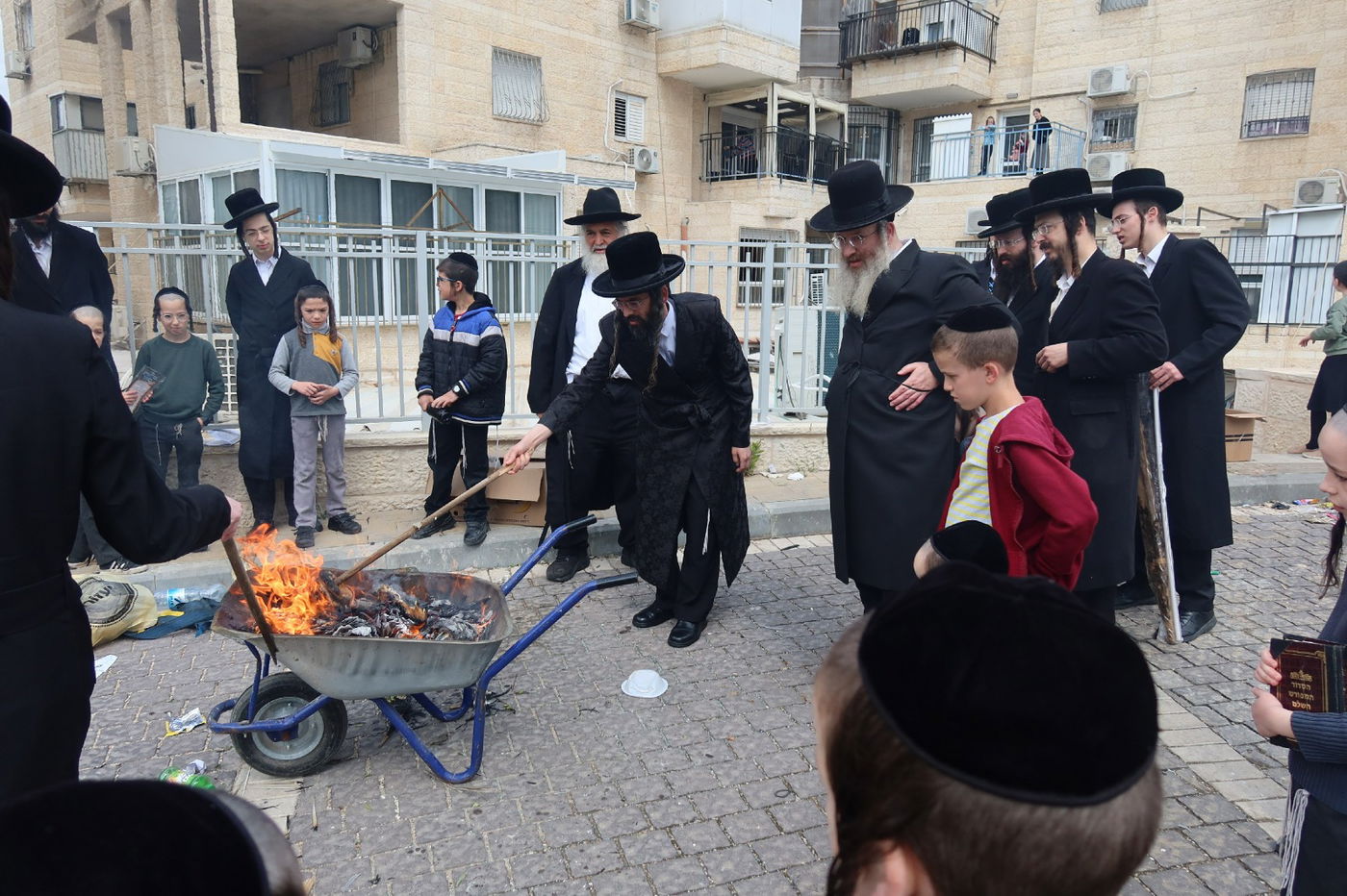 האדמו"ר מזוועהיל בשריפת חמץ