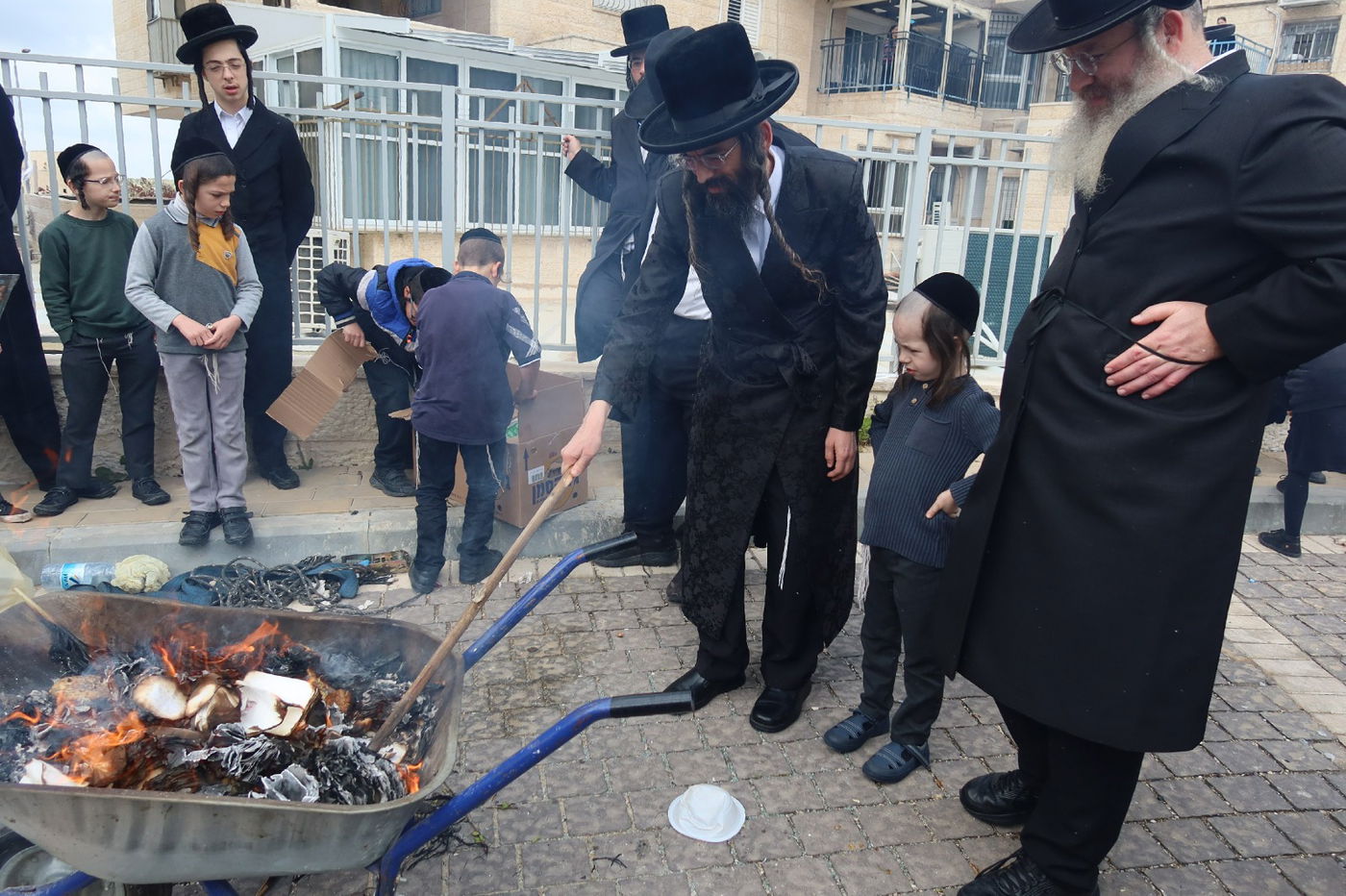 האדמו"ר מזוועהיל בשריפת חמץ