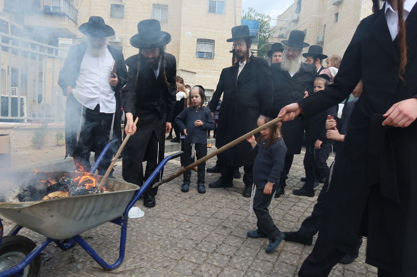 האדמו"ר מזוועהיל בשריפת חמץ