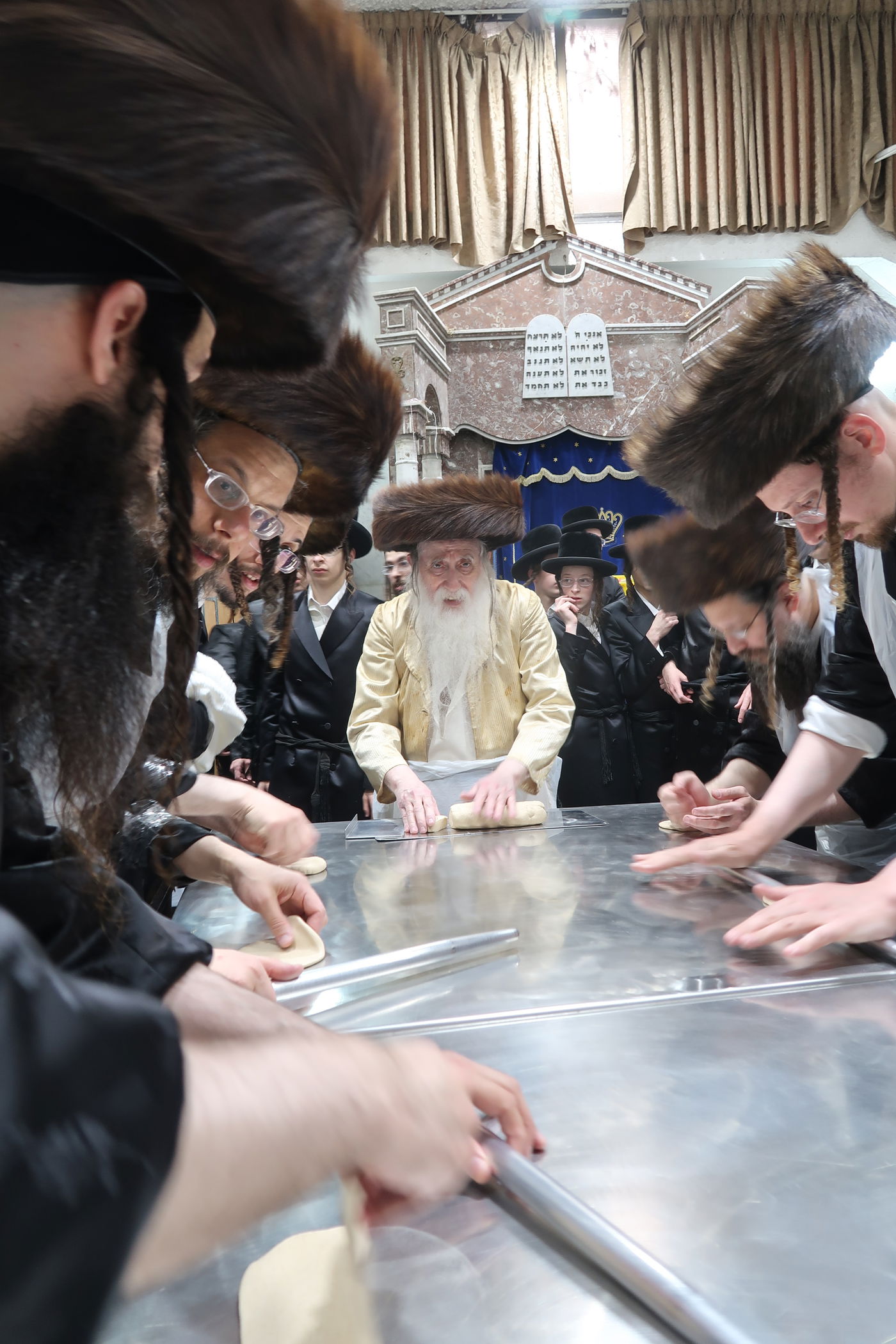 האדמו"ר ממחנובקא בעלזא באפיית מצות מצווה