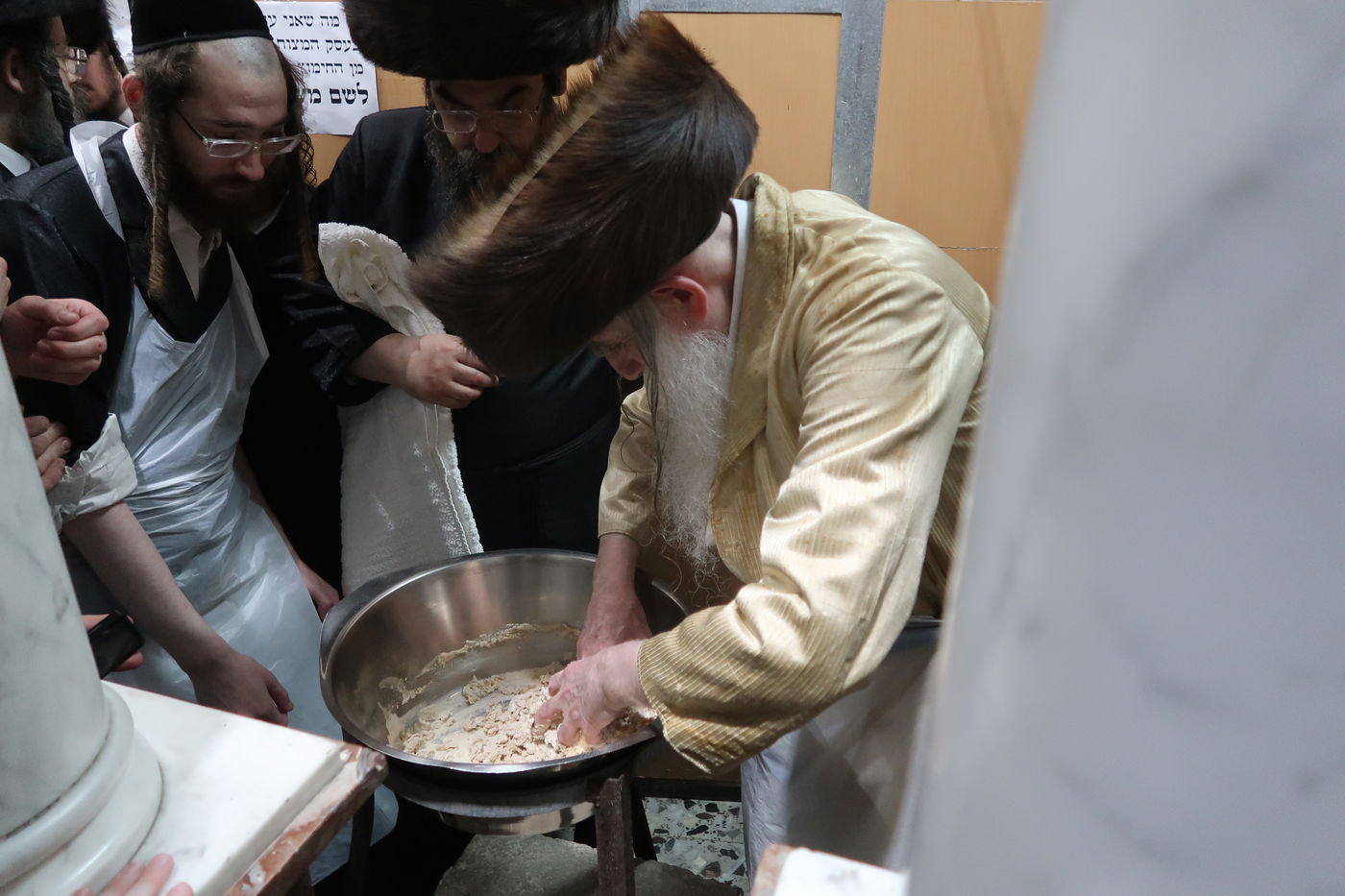 האדמו"ר ממחנובקא בעלזא באפיית מצות מצווה