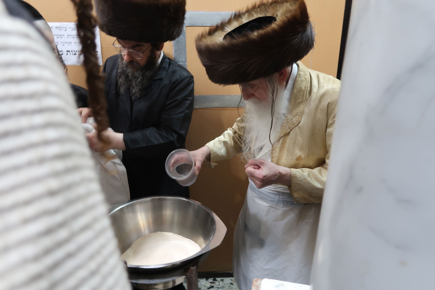 האדמו"ר ממחנובקא בעלזא באפיית מצות מצווה