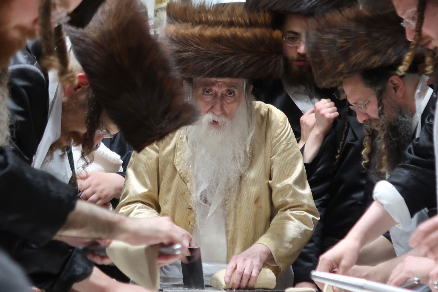 האדמו"ר ממחנובקא בעלזא באפיית מצות מצווה